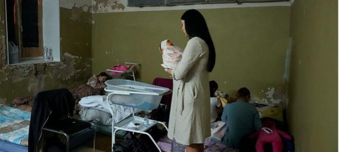 Madri surrogate, bambini ed embrioni congelati intrappolati dalla guerra in Ucraina mentre i genitori della fecondazione in vitro guardano con orrore